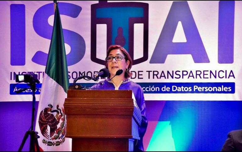 La comisionada del Instituto Nacional de Acceso a la Información, Josefina Román, habla durante una conferencia de prensa en Hermosillo. EFE/D. Sánchez