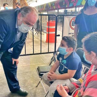 Solo 4 de cada 10 niñas y niños tienen al menos una dosis contra COVID-19