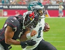 A pesar de no ser tan espectacular como en otras ocasiones, Jalen Hurts (der.) hizo el trabajo necesario para que los Eagles tengan su primer inicio de 5-0 en 18 años. AP