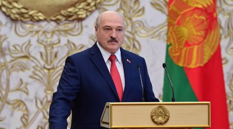 El presidente Alexander Lukashenko dice que transmitió al presidente ucraniano Volodimir Zelenski el mensaje de que 