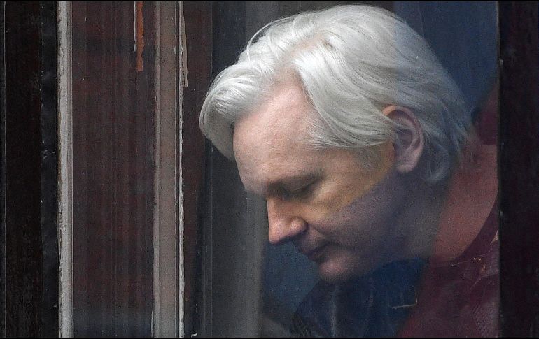 Julian Assange fue detenido por la policía británica en 2019, después de haberse refugiado durante siete años en la embajada de Ecuador en Londres. EFE / ARCHIVO