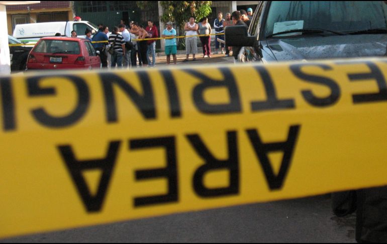 La mujer falleció a consecuencia del golpe que sufrió y el motociclista también, al salir despedido tras el choque con el auto. EL INFORMADOR / ARCHIVO