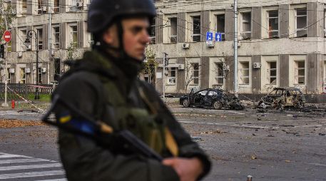 Un oficial de policía permanece junto a una zona golpeada por los ataques rusos en el centro de Kiev, Ucrania. EFE / O. Petrasyuk
