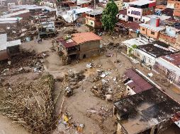 De acuerdo con los registros, este deslave es el peor desastre natural de Venezuela en décadas. La crecida del río, de hasta seis metros arrastró automóviles, porciones de viviendas y las antenas telefónicas, dejando a gran parte de la región sin electricidad.  AFP/ Y. Cortéz