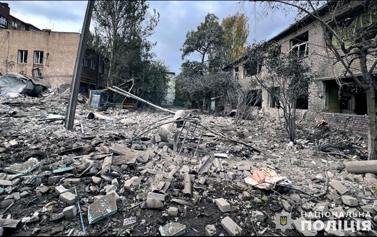 Imagen de un kínder ucraniano destruido por los bombardeos de Moscú este lunes, en Zaporizhzhia. AFP/Policía Nacional de Ucrania