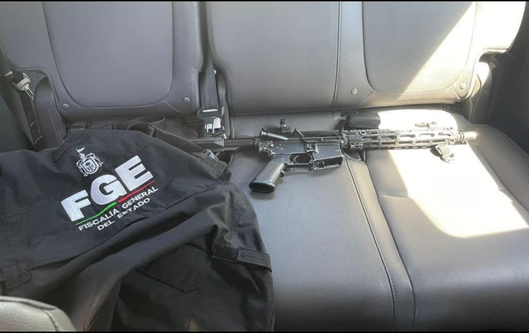 La Fiscalía detuvo al hombre y le decomisó tres armas y una playera con logos falsos de la dependencia. ESPECIAL