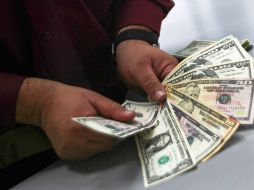 El dólar estadounidense promedia hoy 15 centésimas menos que el día de ayer. SUN/ ARCHIVO