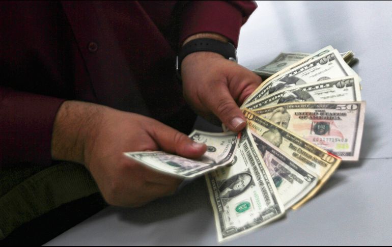 El dólar estadounidense promedia hoy 15 centésimas menos que el día de ayer. SUN/ ARCHIVO