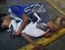 El menor, el cual no ha sido identificado, vive en las calles de Manilla, Filipinas, y duerme abrazado a su perro para soportar el frío. FACEBOOK/ Jem Villomo