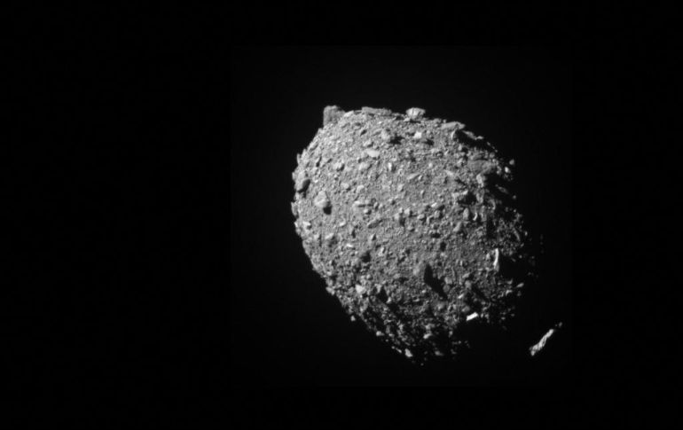 La nave logró reducir la órbita del asteroide en 32 minutos. AFP / ESPECIAL