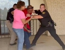 Hubo enfrentamientos entre la policía y los padres de familia, algunos de los cuales fueron arrestados, en los predios de la escuela.