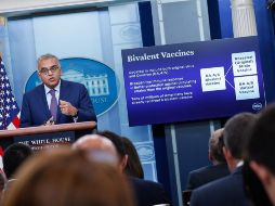 El doctor Ashish Jha, coordinador de la respuesta al COVID-19 de la Casa Blanca, durante una conferencia de prensa este martes. EFE/J. Countess