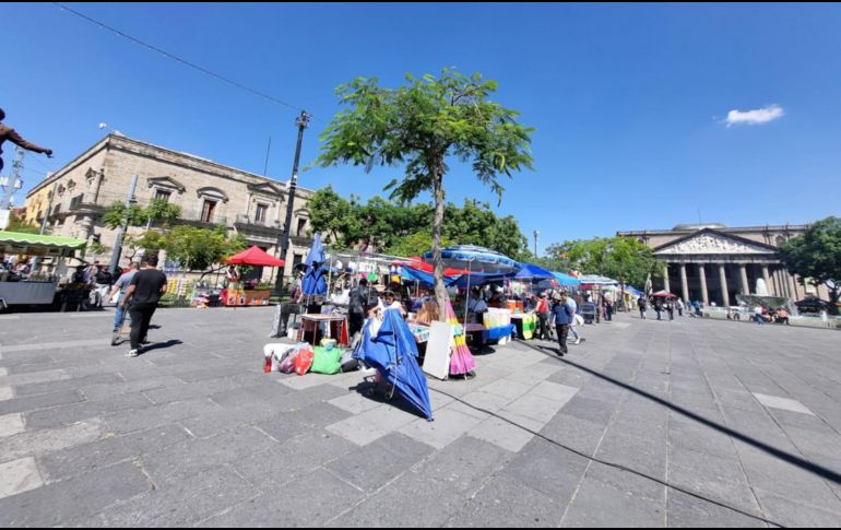 Los puestos en los alrededores de la Catedral de Guadalajara estarán desde la tarde de este martes y hasta mañana por la mañana. EL INFORMADOR/R. Bobadilla