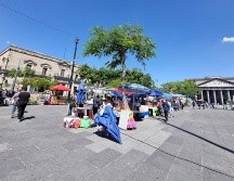 Los puestos en los alrededores de la Catedral de Guadalajara estarán desde la tarde de este martes y hasta mañana por la mañana. EL INFORMADOR/R. Bobadilla