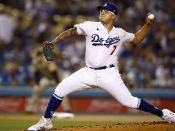 Julio Urías lanzó las primeras cinco entradas contra los Padres y se anotó la victoria. AFP/R. Martínez