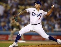 Julio Urías lanzó las primeras cinco entradas contra los Padres y se anotó la victoria. AFP/R. Martínez
