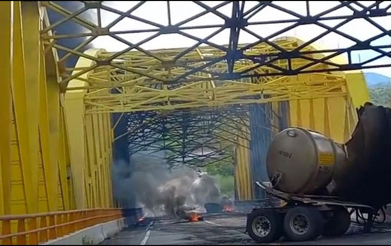 Luego del impacto, el tractocamión quedó envuelto en llamas y posteriormente explotó. SUN/ESPECIAL