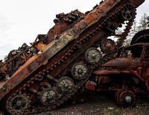 Vista de un tanque abatido en la ciudad de Liman, Ucrania durante un pase a los medios de comunicación por la ciudad. EFE/A. Safadi