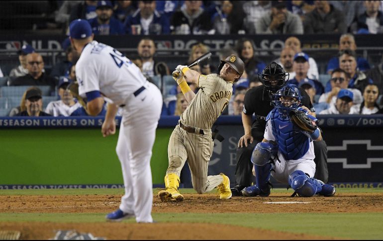 Jake Cronenworth puso cifras definitivas con un jonrón en la octava entrada. AFP/K. Djansezian