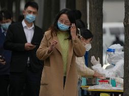 La semana pasada se confirmaron en el mundo tres millones de casos, la cifra más baja en lo que va de año, y 8 mil 882 muertes, la segunda menor de 2022. AP / A. Wong