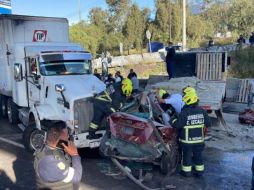 El hombre de 67 años quedó atrapado dentro de su auto entre los dos camiones de carga. TWITTER/ @Gposiadeoficial