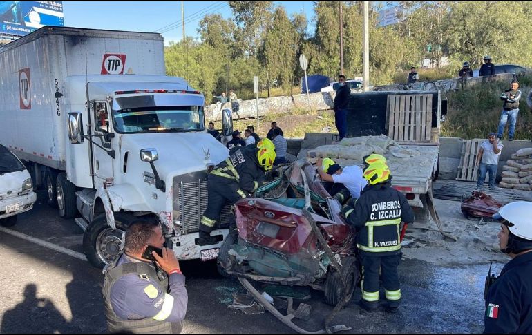 El hombre de 67 años quedó atrapado dentro de su auto entre los dos camiones de carga. TWITTER/ @Gposiadeoficial