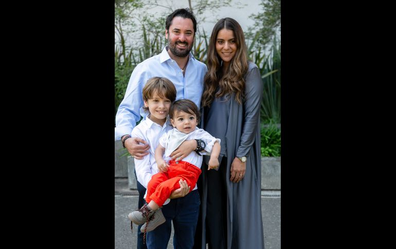 Enrique, Matías y Sebastián Robles con Carolina Crowley. GENTE BIEN JALISCO/ Jorge Soltero