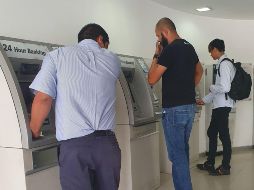 El especialista sí recomienda hacer movimientos en la cuenta del banco para evitar que parezca olvidada. EL INFORMADOR/ ARCHIVO