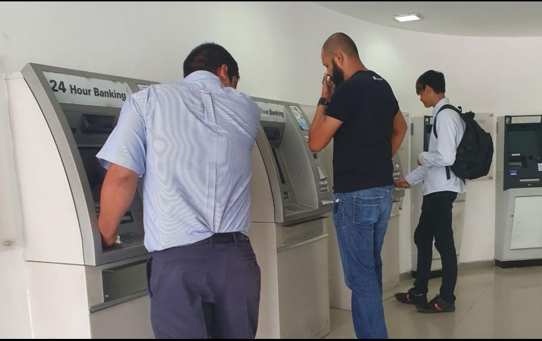 El especialista sí recomienda hacer movimientos en la cuenta del banco para evitar que parezca olvidada. EL INFORMADOR/ ARCHIVO