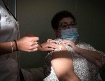 Autoridades exhortan a que las personas de cinco años y mayores reciban la dosis de refuerzo de la vacuna, junto con la de influenza, este otoño. EFE/D. Arquimbau