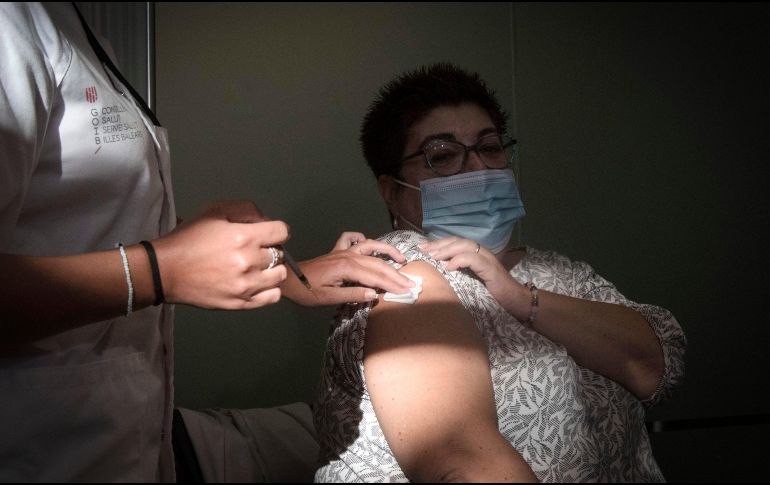 Autoridades exhortan a que las personas de cinco años y mayores reciban la dosis de refuerzo de la vacuna, junto con la de influenza, este otoño. EFE/D. Arquimbau