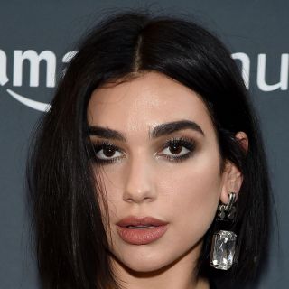 Dua Lipa presume sus botas para cubrirse del frío
