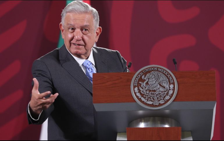 El Presidente López Obrador señaló que los fondos recuperados de bienes mostrencos podrían ser destinados a instituciones de salud y para apoyar a los adultos mayores. EFE/ S. Gutiérrez