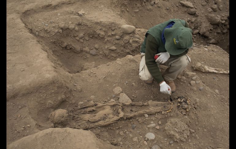 Las osamentas no estaban en ataudes, sino envueltas en mantas, detallan expertos que siguen trabajando en la zona. XINHUA/M. Bazo
