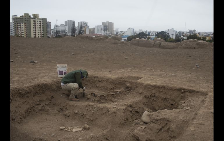 Las osamentas no estaban en ataudes, sino envueltas en mantas, detallan expertos que siguen trabajando en la zona. XINHUA/M. Bazo