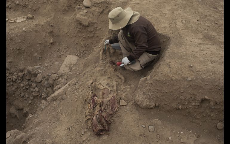 Las osamentas no estaban en ataudes, sino envueltas en mantas, detallan expertos que siguen trabajando en la zona. XINHUA/M. Bazo