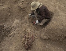 Las osamentas no estaban en ataudes, sino envueltas en mantas, detallan expertos que siguen trabajando en la zona. XINHUA/M. Bazo