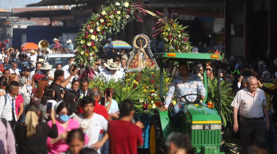 La peregrinación de la Virgen de Zapopan tuvo lugar por 18 calles del Mercado de Abastos, en total cuatro kilómetros, y duró dos horas. EL INFORMADOR/C. Zepeda