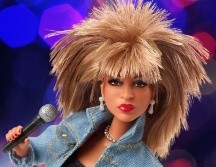 La Barbie de Tina Turner luce un vestido negro, chamarra de mezclilla, tacones y medias en color negro. ESPECIAL/BARBIE MATTEL