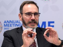 El director de investigación del Fondo Monetario Internacional (FMI),Pierre-Olivier Gourinchas, habla en una entrevista, en la sede del organismo en Washington. EFE / L. Nolly