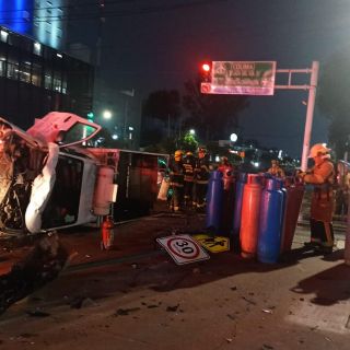 Camión de gas y camioneta provocan choque; hay dos heridos