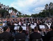 La OFJ y el Mariachi Nuevo Tecalitlán se presentaron la tarde de ayer viernes 14 de octubre en el Malecón del Lago de Chapala. ESPECIAL / Secretaría de Cultura de Jalisco