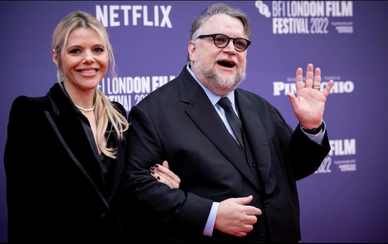 El director mexicano Guillermo del Toro y su mujer Kim Morgan durante el estreno en Londres de su película Pinocchio. EFE / T. Akmen