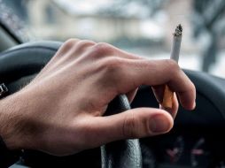 La multa por fumar al manejar un vehículo será equivalente a la que se aplica a otro tipo de infracciones como estacionarse en zona prohibida. ESPECIAL