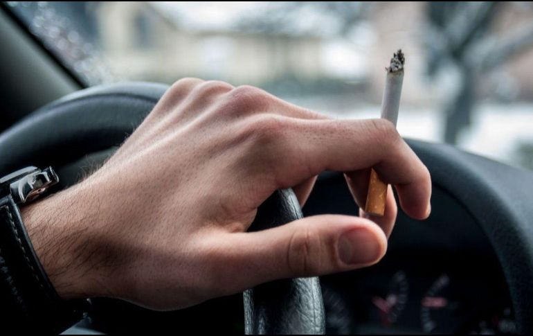 La multa por fumar al manejar un vehículo será equivalente a la que se aplica a otro tipo de infracciones como estacionarse en zona prohibida. ESPECIAL