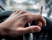 La multa por fumar al manejar un vehículo será equivalente a la que se aplica a otro tipo de infracciones como estacionarse en zona prohibida. ESPECIAL