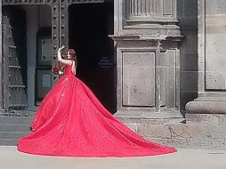 La joven fue captada junto a su familia a las afueras de la Catedral de Guadalajara con un espectacular vestido rojo. ESPECIAL