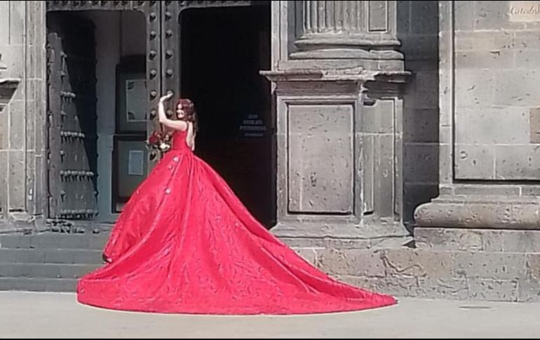 La joven fue captada junto a su familia a las afueras de la Catedral de Guadalajara con un espectacular vestido rojo. ESPECIAL