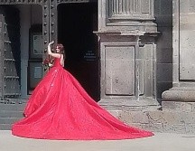 La joven fue captada junto a su familia a las afueras de la Catedral de Guadalajara con un espectacular vestido rojo. ESPECIAL