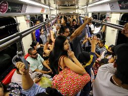 Desde antes del anuncio de las autoridades, en espacios como las estaciones y los vagones de la Línea 1 del Tren Ligero cada vez menos pasajeros optaban por usar el cubrebocas. EL INFORMADOR/C. Zepeda